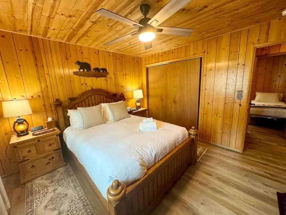 Tranquil Retreat With Fenced Backyard, Hot Tub & Bar Big Bear City